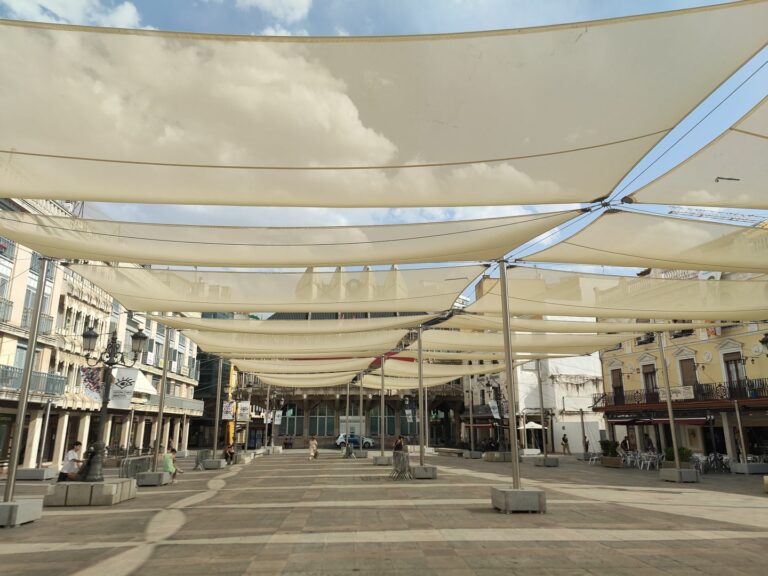 La Plaza Mayor de Ciudad Real estrena toldos