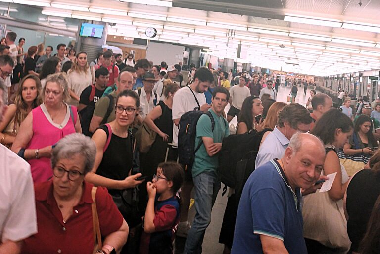 Recocidos en vagones varados al sol y retrasos diarios: La alta velocidad Puertollano-Ciudad Real-Madrid sucumbe al  colapso cotidiano
