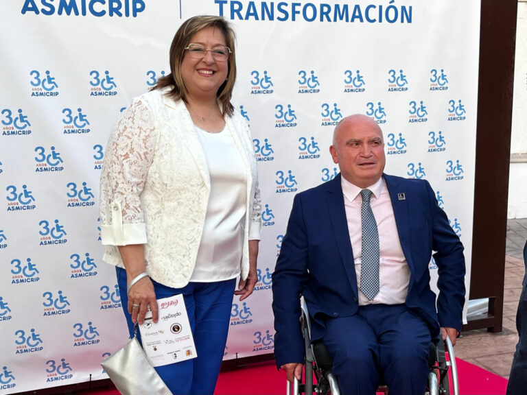 La Diputación reafirma el compromiso con las asociaciones del tercer sector que trabajan por mejorar la vida de las personas con discapacidad y por la plena inclusión en la gala del 30 aniversario de ASMICRIP