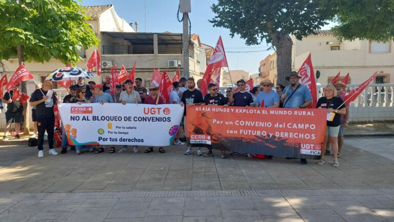 Trabajadores del campo de Ciudad Real se concentran ante la puerta de Fercam para exigir un convenio digno