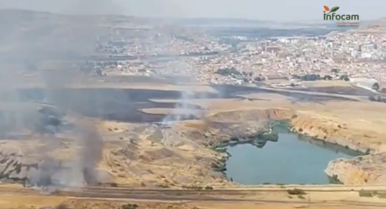 Puertollano: Siete medios y 40 personas bregan contra el fuego en la antigua Encasur