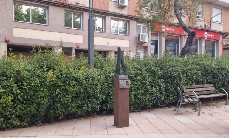 El Ayuntamiento de Puertollano recupera y reubica la escultura en la Plaza de Pouzauges