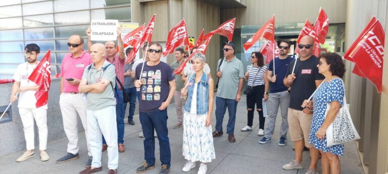 El personal de refuerzo no ha llegado a las Oficinas de Extranjería y los expedientes siguen acumulándose