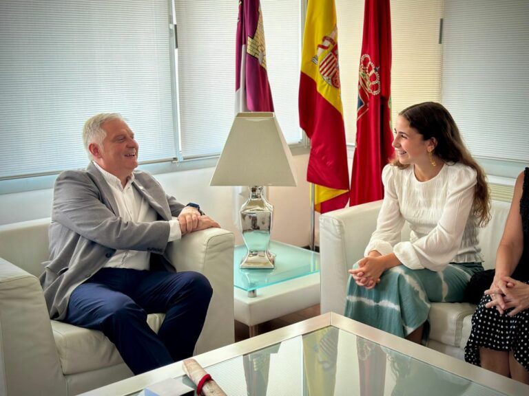 El alcalde de Ciudad Real recibe a Paula Jurado, la mejor nota de la PAU en Castilla-La Mancha