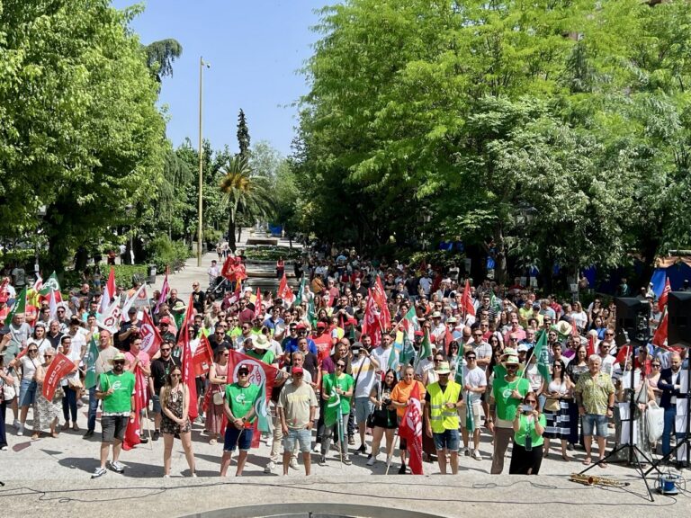 Trabajadores y familias de Fertiberia Puertollano claman por la viabilidad de la empresa arropados por los alcaldes de la comarca
