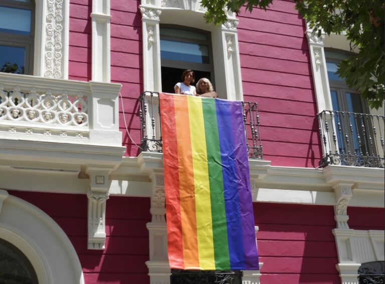 Puertollano celebra el Día del Orgullo con el despliegue de la bandera arcoíris en el Ayuntamiento