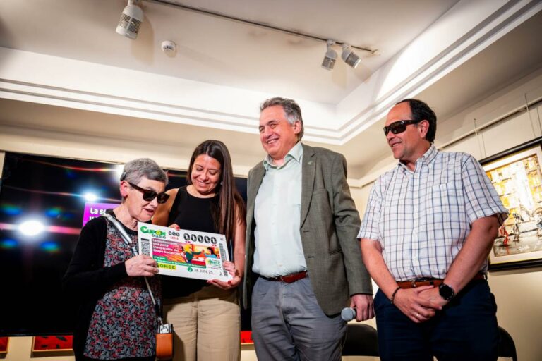 El Gobierno de Castilla-La Mancha impulsa la atención directa y el acceso a la autonomía de las personas con sordoceguera El Gobierno de Castilla-La Mancha impulsa la atención directa y el acceso a la autonomía de las personas con sordoceguera