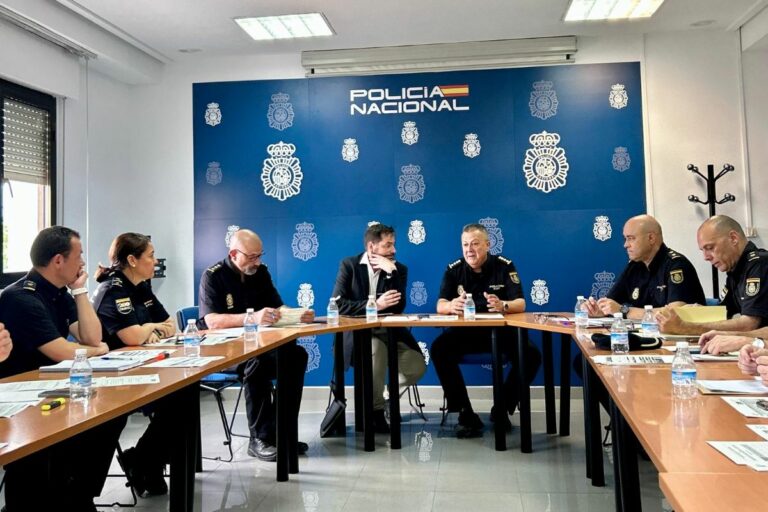 David Broceño destaca, en la reunión mensual de mando de la Policía Nacional, la coordinación y la prevención de ciberdelitos