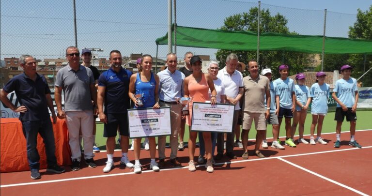 El alcalde Miguel Ángel Ruiz  entregó los trofeos a las tenistas que disputaron el duelo de la final del  VIII Trofeo internacional femenino Santo Voto