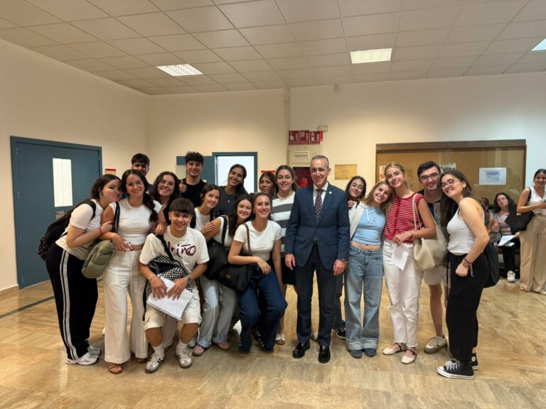 El alcalde de Puertollano anima a los 239 alumnos que inician la Prueba de Acceso a la Universidad (PAU)