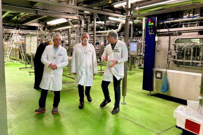 El subdelegado del Gobierno visita la planta de García Carrión en Daimiel para conocer el impacto de las ayudas del Gobierno de España a la descarbonización industrial