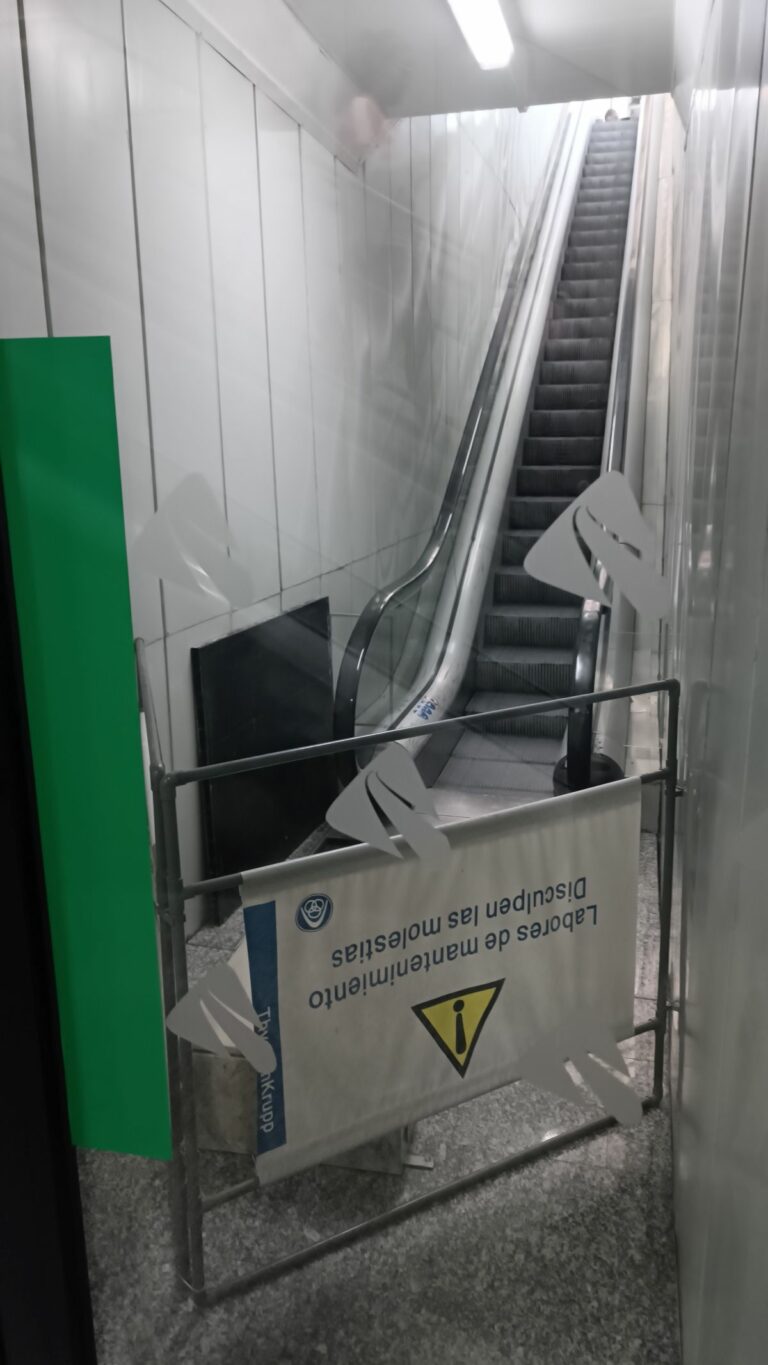 Usuarios denuncian que las escaleras mecánicas de la estación de Adif Puertollano llevan más de siete meses sin funcionar