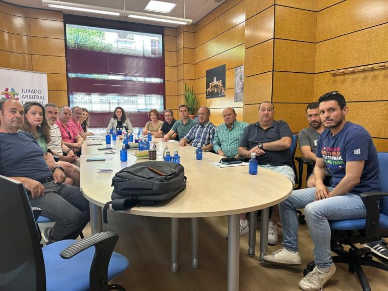 El comité de empresa de PINA SA trasladan al Gobierno regional su preocupación por el futuro de las plantas de Fuentes y Pedro Muñoz