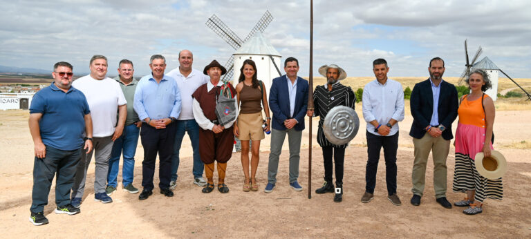 Creadores de contenido y prensa turística asisten impresionados a una molienda tradicional en Criptana y a una representación del Quijote en el mismo escenario donde Cervantes situó su obra