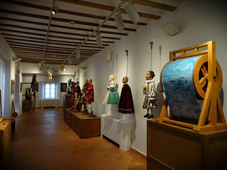 La magia del títere aterriza en el Patio de Comedias de Torralba gracias a La Máquina Real