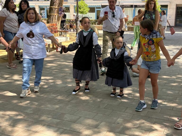 La Seguidilla se hereda bailando: los más pequeños aprenden tradición en la Pandorga 2025