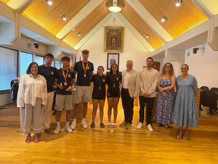 El alcalde de Ciudad Real recibe a los jóvenes campeones de balonmano playa tras sus éxitos en campeonatos nacionales e internacionales