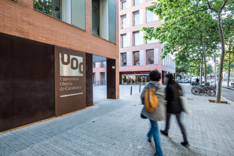 La APCR firma un convenio con la UOC para facilitar la formación de sus socios