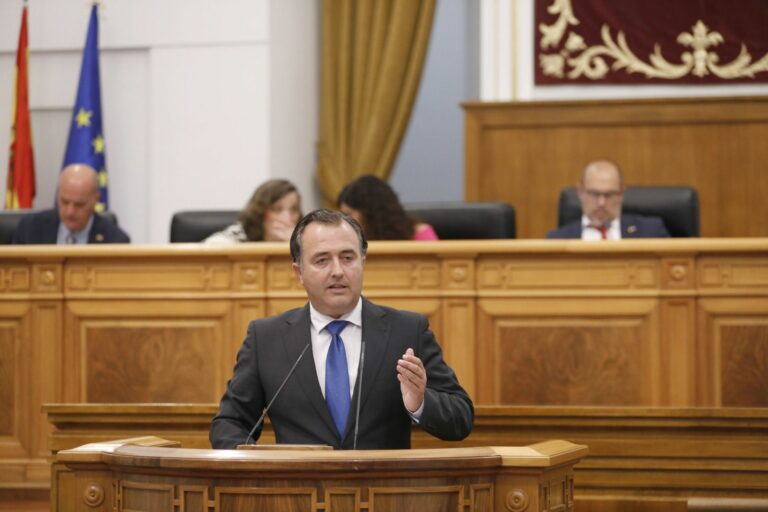 Vox lleva al Parlamento el «peligro» de los ilegales «que el PSOE quiere repartir por la región»