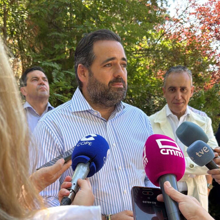 Núñez reclama a Page “dejar el teatro” y defender a C-LM
