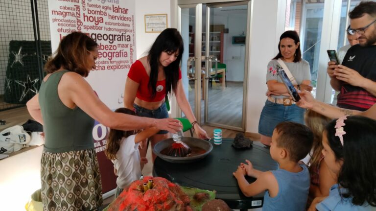 Las familias de Cabezarados se interesan por los volcanes de la localidad en el Geotaller organizado por GEOVOL