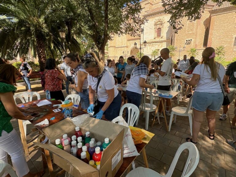 La Asociación de Dulcineas acerca las tradiciones a los más pequeños con un taller de manualidades