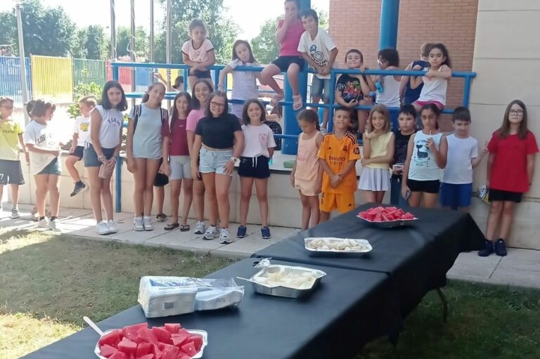 El Campus Urbano celebra un desayuno saludable con fruta fresca para promover buenos hábitos