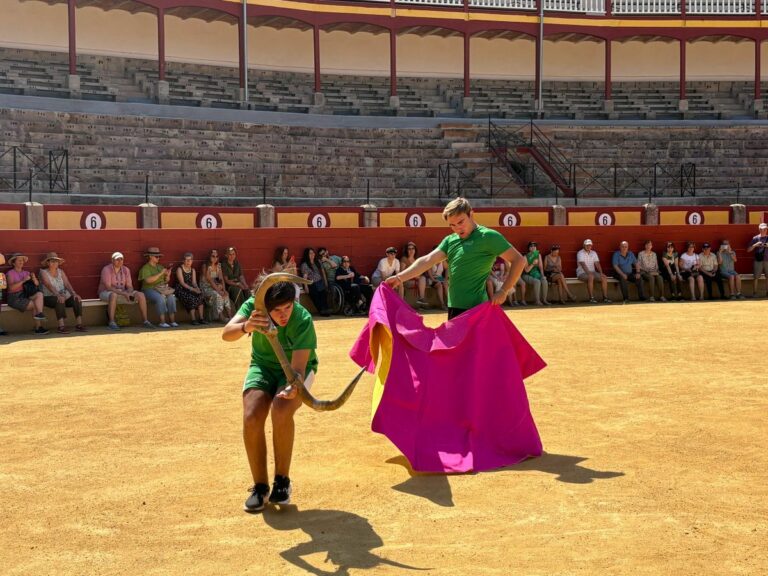 Prosiguen las visitas guiadas a la Plaza de Toros de Ciudad Real, con exhibición de toreo a cargo de la Escuela Taurina