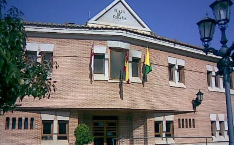 El PP acusa de «posible prevaricación» al alcalde de Torrenueva en la adjudicación de cuatro contratos por más de 128.000 euros «a una empresa vinculada familiarmente»