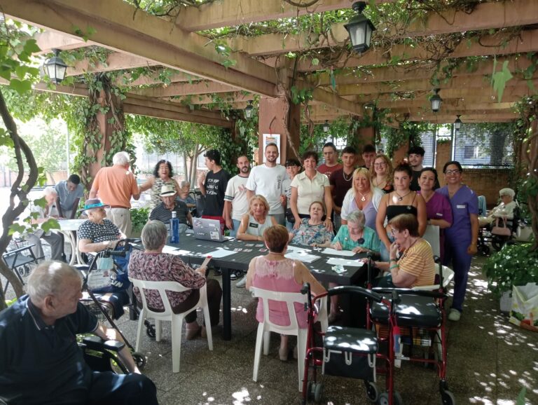 La residencia de mayores «Pocitas del Prior» de Puertollano celebra con los jóvenes una yincana pionera en un centro público