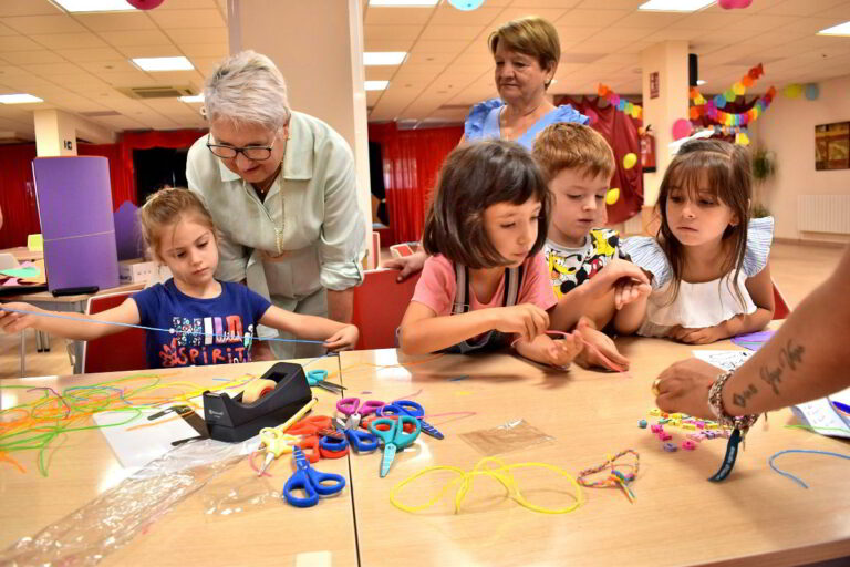 Puertollano: El Centro de Mayores «Margarita Salas» abre sus puertas a los escolares en un día de convivencia con sus abuelos