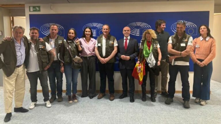 Vox y los agricultores extremeños de Asaja coinciden en Bruselas en la urgencia de derogar el Pacto Verde Europeo y la Agenda 2030