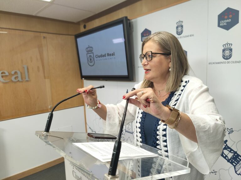 El Ayuntamiento distingue a la Hermandad del Nazareno con la Medalla de la Corporación y rechaza la cesión de los viales de La Granja por parte de la Junta debido a su estado