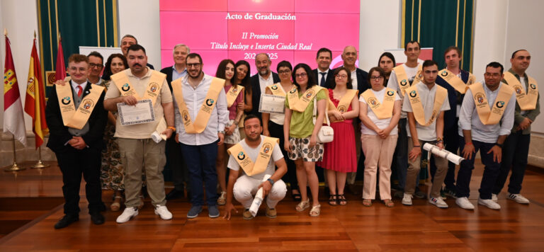 Valverde garantiza la financiación de la Cátedra de Discapacidad hasta el final de la legislatura en la graduación de 15 alumnos de la II Promoción del Título Incluye-Inserta