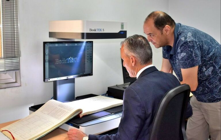 El Ayuntamiento refuerza el Archivo Municipal de Puertollano con un escáner cenital de última generación para preservar la memoria histórica local