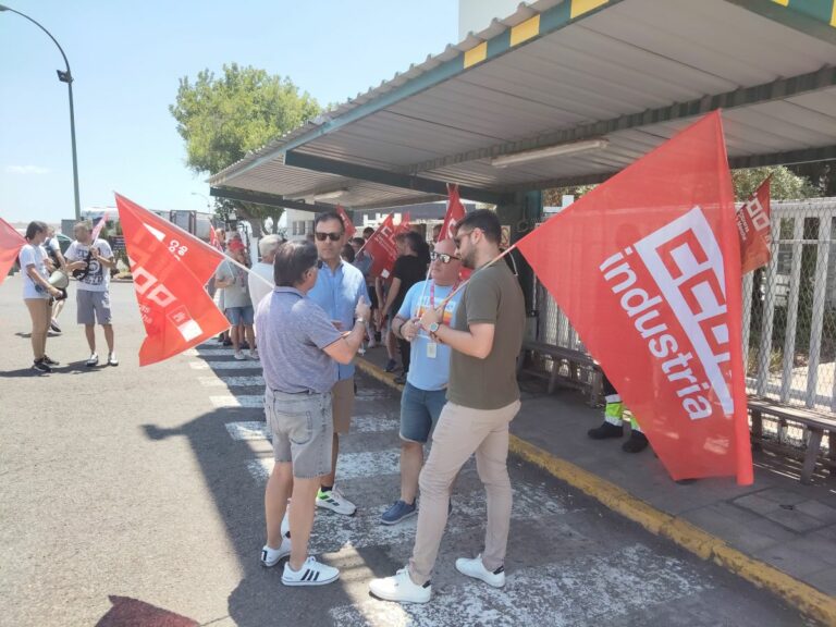 Puertollano: Izquierda Unida muestra su apoyo a la plantilla de Eserman en su concentración frente a Repsol Química