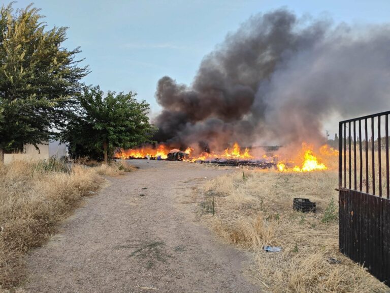 Los bomberos apagan un incendio de pastos cerca de Ciudad Real