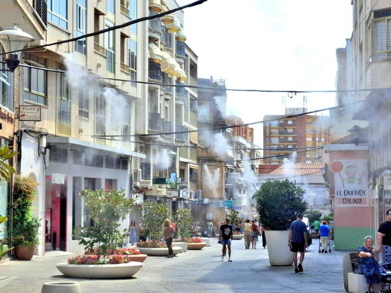 El Ayuntamiento de Puertollano instala los nuevos nebulizadores en la zona comercial de calle Aduana