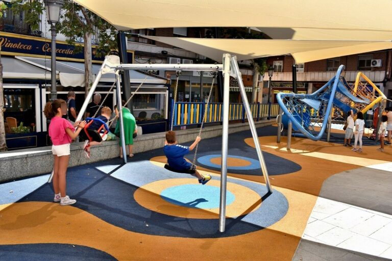 Un policía local de Puertollano salva la vida de un niño accidentado en el parque infantil frente al Ayuntamiento