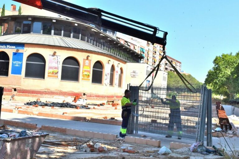 Las obras del Paseo del Bosque de Puertollano se desperezan tres años después de su vallado
