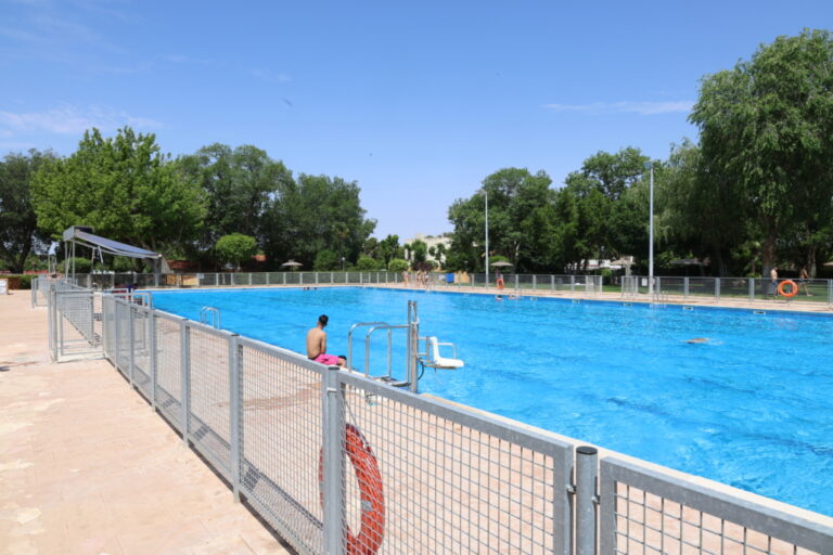 Los socorristas de la piscina de Alcázar harán un paro si no se toman medidas contra la inseguridad en su trabajo y los insultos y amenazas que reciben