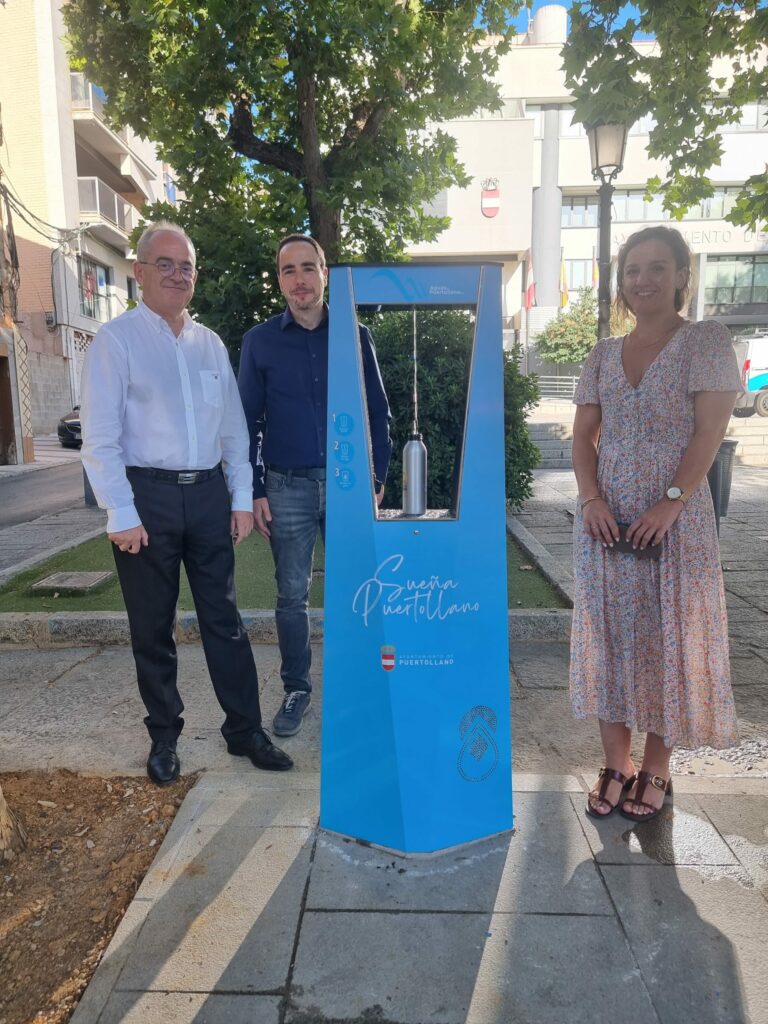 Puertollano: El Ayuntamiento y Aguas de Puertollano ponen en marcha una nueva fuente refrigerada en la Plaza Constitución