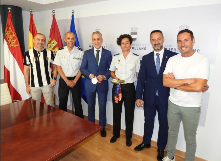 El alcalde de Puertollano recibe a la agente Paloma Zaldívar tras lograr cinco medallas en las Olimpiadas de la Policía Nacional en EEUU