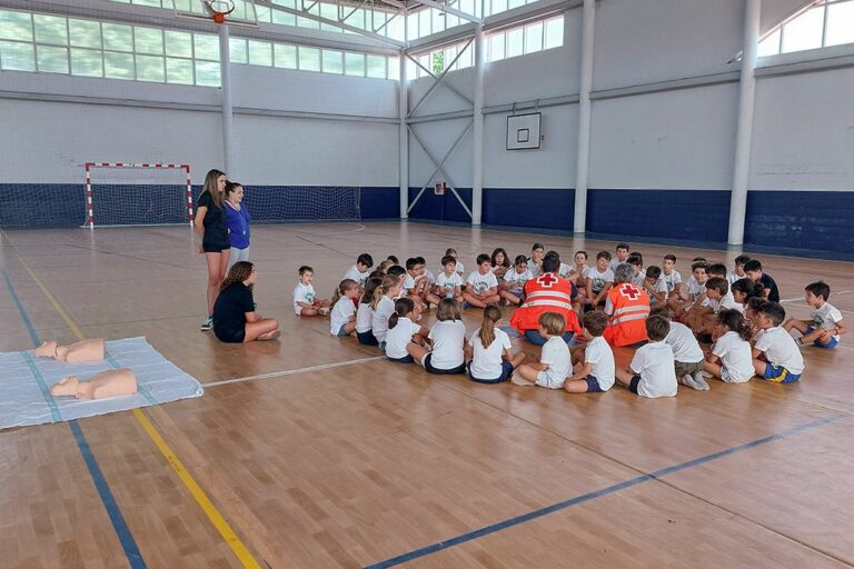 Taller de primeros auxilios impartido por Cruz Roja en el campus de verano del Club de Pádel La Herradura