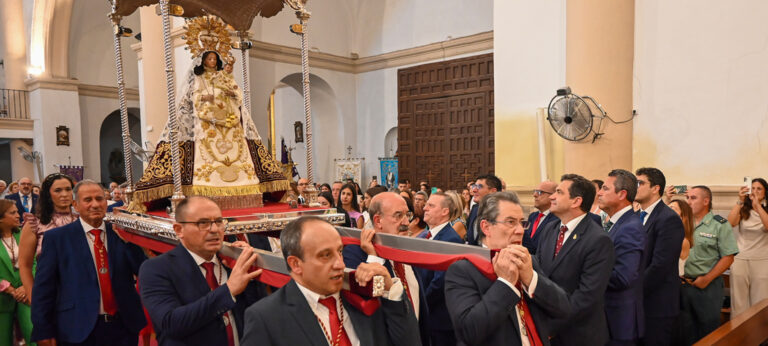 Miguel Ángel Valverde acompaña al pueblo de Santa Cruz de Mudela en la misa y bendición de la nueva imagen de Nuestra Señora de las Virtudes