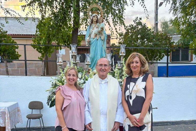 Valdeazogues honró ayer a la Virgen de la Candelaria acompañándola en su procesión