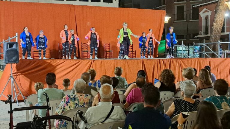 Éxito del primer evento del ciclo ‘Baila con nosotros’, con la actuación de la asociación cultural daimieleña Grupo Amanecer