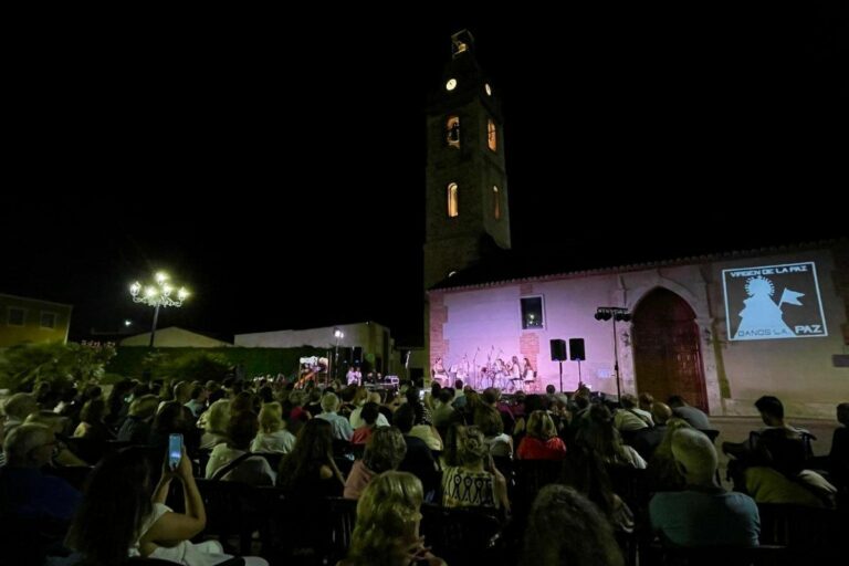 La emblemática Semana Cultural de Corral de Calatrava comienza su XLVI edición con una exposición única de radios antiguas y una gala inaugural vibrante