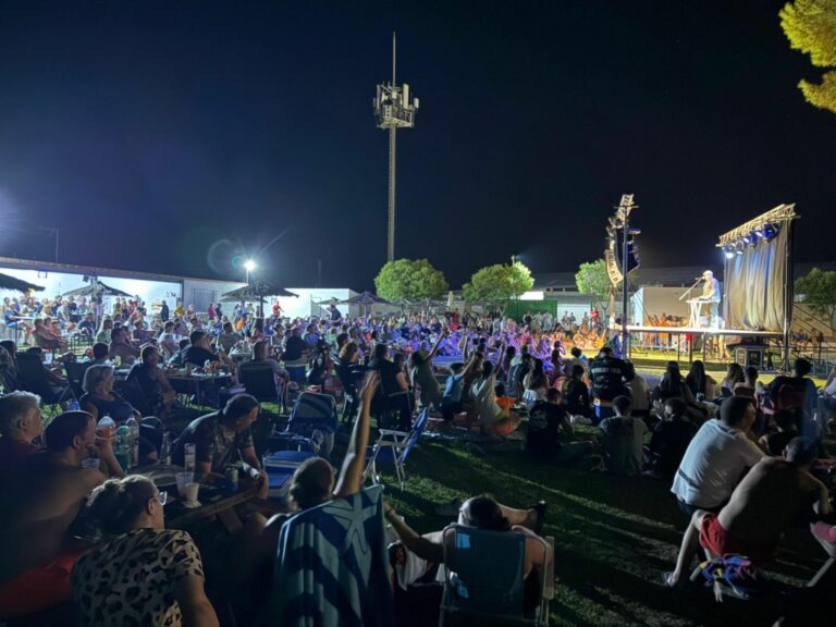 La piscina municipal de Pozuelo de Calatrava se desborda con una ‘Noche Fresca’ marcada por las risas y la multitud
