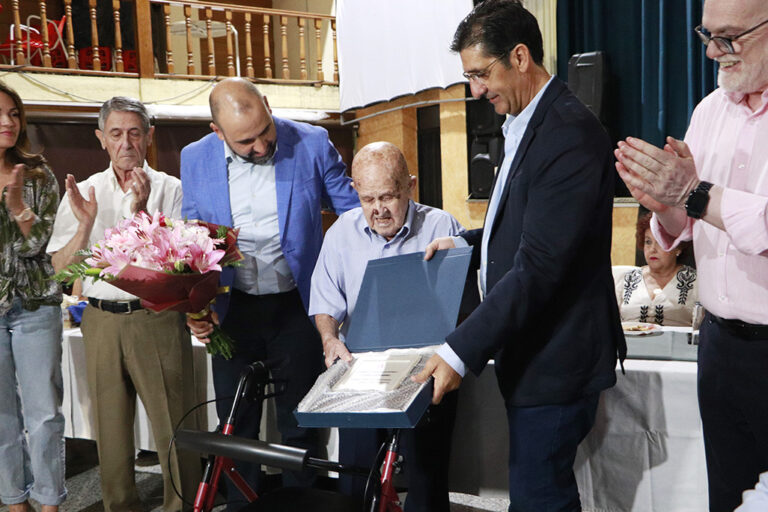 Argamasilla de Calatrava rinde un emotivo homenaje a su vecino de mayor edad, Eduardo García Ramírez, de 99 años